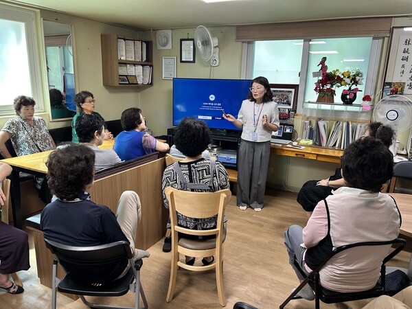 ▲ 한국가스안전공사 서울광역본부가 어르신들을 대상으로 '생활 속 가스안전 교육'을 실시하고 있다.