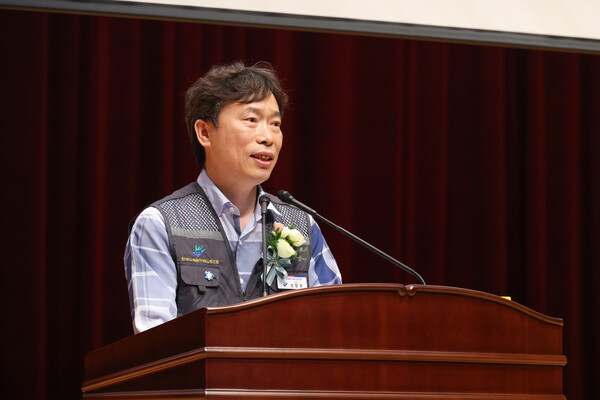 ▲강창호 위원장이 한수원노조 창립 25주년 행사에서 기념사를 진행하고 있다.