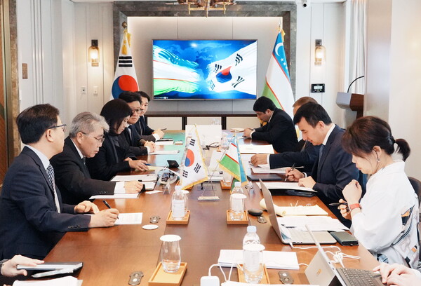 ▲하동근 한국지역난방공사 사장과 잠시드 호자예프 우즈베키스탄 부총리가 면담을 하고 있다.