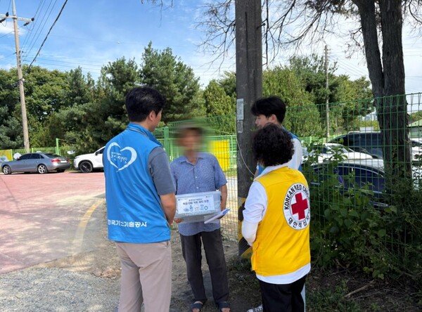 ▲ 한국가스기술공사는 11일 지역사회 취약계층을 대상으로 폭염 예방키트를 전달했다.