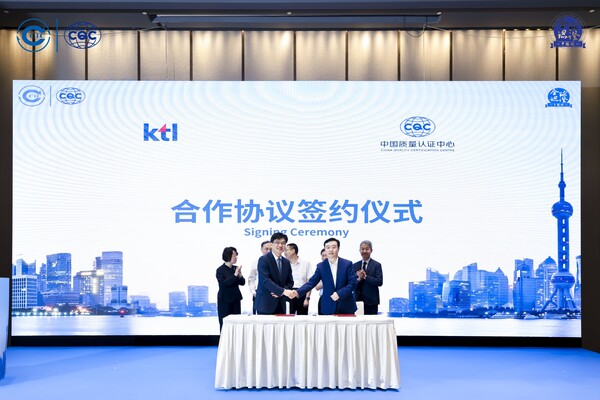 ▲ 송태승 KTL 디지털산업본부장(좌)이 업무협약서에 서명한 후 Liu Hui Bing CQC 부장(우) 및 참석자들과 기념 촬영을 하고 있다.