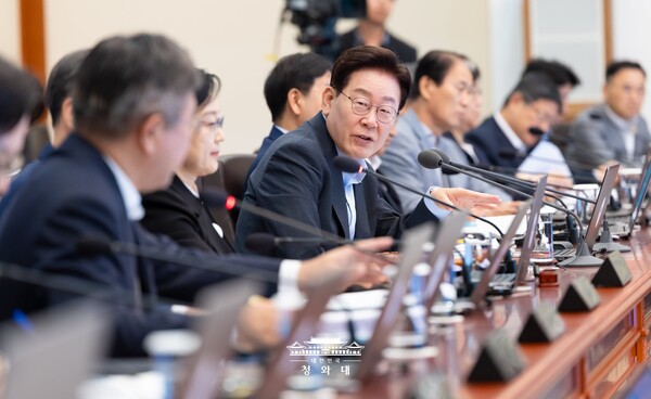 ▲ 정부가 미래성장동력 7대 SEED 보고회를 열고, 미래 성장산업의 중장기 전략을 공개했다. 사진은 지난 6일 열린 제34회 국무회의 모습 (사진제공 : 청와대)