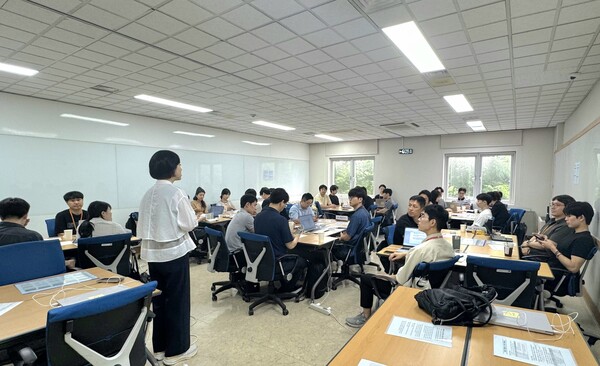 ▲인사제도 개선에 대한 직원들의 의견을 수렴하는 모습.