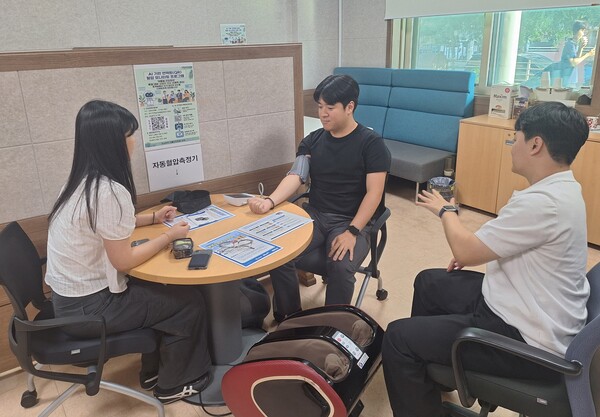 ▲가스안전공사 경남본부는 8월 3일부터 7일까지 사내 휴게실을 활용, 자체 온프레미스 AI 기술을 연계한 ‘AI 기반 언택트(QR) 혈압모니터링 프로그램’을 자율적으로 실시했다.
