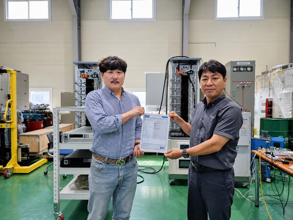 ▲ 국제표준 ‵IEC 60730-1 Annex H′ 기반 CB인증서 발행 후 기념 촬영을 하고 있다.