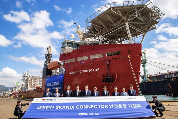 ▲12일 부산 감천항 오리엔트조선소에서 열린 안전운항기원제 주요 참석자들이 스칸디 커넥터호 앞에서 기념촬영을 하고 있다.