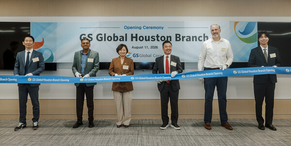 ▲ 이준학 GS글로벌 USA President를 비롯 Vikas Chandra Jindal Pipe USA President, 이경은 주휴스톤 대한민국 총영사, 김정훈 GS글로벌 철강사업부 전무, 크리스 패리스 브라운 스트라우스 대표이사겸 CEO, 박준희 GS글로벌 휴스턴 지사장 등이 테이프 커팅을 하고 있다.