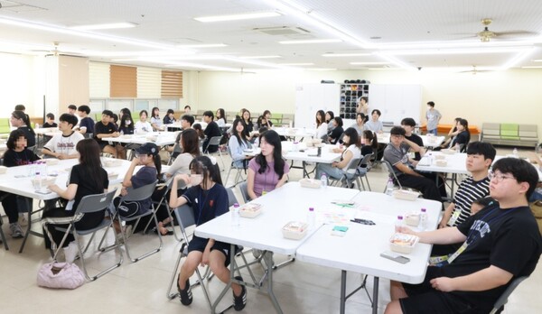 ▲ 천만문화재단은 12일 시립광명종합사회복지관에서 재단 장학생 40명과 광명시 지역아동센터 아동 20명이 참여한 진로 멘토링 프로그램 ‘내일을 잇다’를 진행했다.