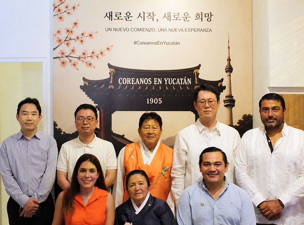 ▲ 멕시코 메리다 대한인국민회 지방회관(현 한국이민사박물관)의 재개관식 참석자 단체 사진. 뒷줄 좌측부터 고영학 포스코인터내셔널 멕시코모터코아법인장, 김윤태 기아 멕시코법인 경영지원실장, 후안 두란 공(Juan Durán Cong) 유카탄한인후손회장, 이주일 주멕시코대한민국대사.