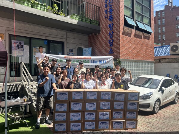 ▲봉사활동을 마친 후 단체 기념촬영을 하고 있다.