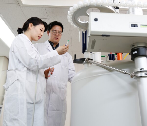 ▲ 금호석유화학 중앙연구소 연구원.