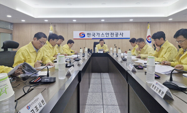 ▲ 가스안전공사 임직원들이 18일 본사 종합상황실에서 개최한 상황판단회의에서 가스시설 피해 및 안전조치 현황을 확인하고 있다.