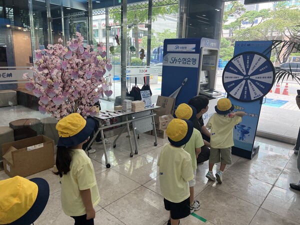 ▲ 해양환경공단이 24일부터 28일까지 본사에서 임직원과 지역주민이 함께 참여하는 ‘2026년 청렴·윤리 한 주’ 행사를 개최한다. 사진은 본사 로비에서 청렴 다트 게임이 진행되는 모습.