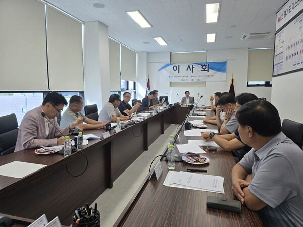 ▲ 경기도LPG판매협회가 25일 협회 회의실에서 보이스피싱 및 LPG용기 재검사 지원조례 재정 추진 등 현안 사안에 대해 논의하고 있다.
