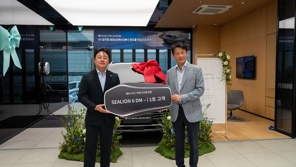 ▲ 마린영 하모니오토모빌 대표(왼쪽)과 김의수 GS글로벌 에코솔루션사업부 상무가 씨라이언 6 DM-i의 1호차 인도식을 갖고 기념촬영을 하고 있다.