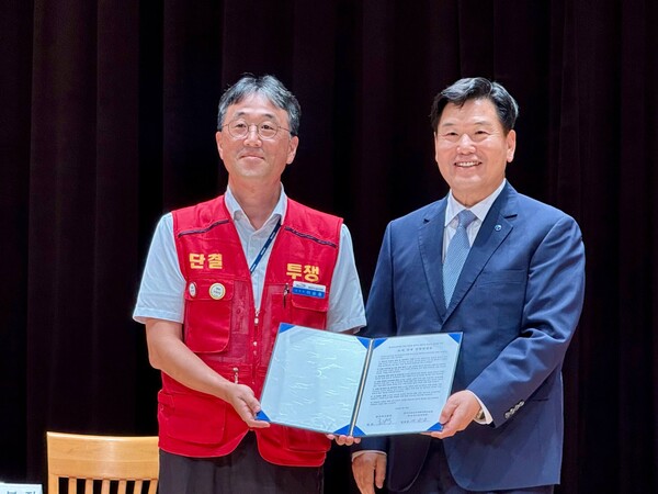 ▲ 홍의락 한국가스공사 사장과 이승용 노조지부장이 창립 43주년 기념식에서 노사 공동선언문을 체결했다.