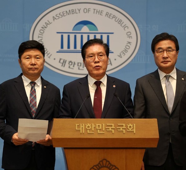 ▲ 송석준 국회 외교통일위원회 위원장을 비롯 여야 간사가 우리 국민 9명이 연락이 두절되고 10명이 고립되는 상황에 국민의 생명과 안전 확보가 최우선이라며 정부에 신속한 대책 강구를 촉구하고 있다.