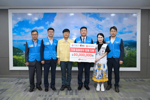 ▲ 전병혁 석유공사 비축사업본부장(우 3번째)이 임직원들이 자발적으로 모금한 성금 3000만원을 전달한 후 참석자들과 기념 촬영을 하는 모습.