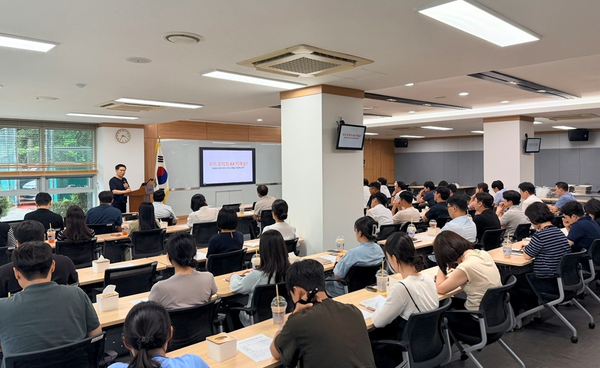 ▲ 석유관리원이 AI 거버넌스 확립과 리더십 역량 강화를 위해 조용탁 한국지능정보사회진흥원 공공지능데이터본부 수석을 초빙해 강연을 듣고 있다.