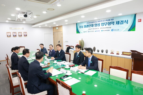 ▲가스안전공사는 1일 완주군청에서 완주군, 수소에너지고등학교, 한국수소연합, 우석대학교와 ‘지역사회 상생 및 수소 전문인력 조기 육성을 위한 5자간 업무협약’을 체결했다.