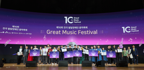 ▲ 서울 강남구 코엑스에서 1일 열린 제10회 GMF 시상식 후 추형욱 SK이노베이션 대표(좌 11번째)와 수상자 및 내빈들이 기념 촬영을 하고 있다.