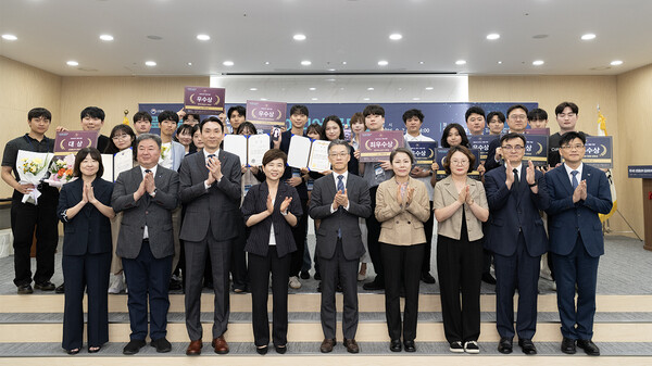 ▲ 제14회 산업통상부 공공데이터 활용 아이디어 공모전 시상식 후 관계자들이 기념 촬영을 하고 있다.