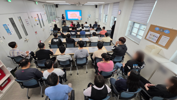 ▲한국가스안전공사 충북본부는 2일 청주시 장애인 직업적응훈련센터에서 장애인을 대상으로 ‘생활 속 가스안전교육’을 실시했다.