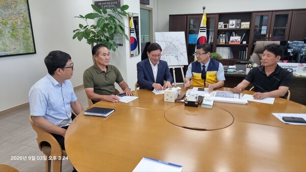 ▲ 이강하 경기LPG판매협회 회장(좌 3번째)이 사업자들과 함께 김선옥 시흥시의회 의장(우 2번째)과 LPG용기 재검사비 지원 조례 제정에 대해 의견을 나누고 있는 모습.