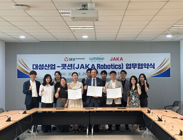 ▲ 협동로봇 기반 자동화 사업 확대를 위해 대성산업(주) AnA사업부가 JAKA Robotics 국내 대리점 (주)쿳션과 업무협약을 체결한 후 기념 촬영을 하고 있다.