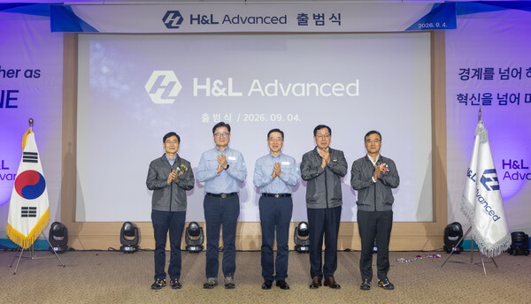 ▲ (왼쪽부터) 조남수 H&L Advanced 공동대표, 정임주 HD현대오일뱅크 대표, 송명준 HD현대오일뱅크 대표, 이영준 롯데그룹 화학군 총괄대표, 천양식 H&L Advanced 공동대표가 4일 충남 서산 대산석유산업단지에서 H&L Advanced(어드밴스드) 공식 출범식을 갖고 기념촬영을 하고 있다.