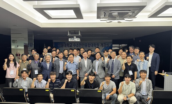 ▲ 2026학년도 2학기 대학원 수소안전융합학과 오리엔테이션 참석자들이 기념촬영을 하고 있다.