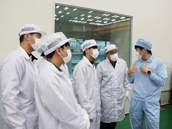 ▲ 롯데에너지머티리얼즈 직원(파란색)이 이리공업고등학교 학생 및 교사(흰색)에게 익산공장 현장을 설명하고 있다.