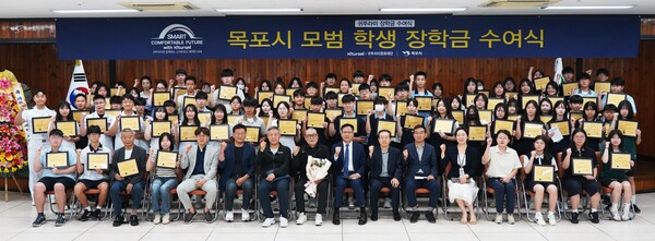 ▲최진민 귀뚜라미그룹 회장(사진 첫줄 왼쪽 여덟 번째)을 포함해 목포 귀뚜라미 장학금 수여식 참석자들이 기념촬영을 하고 있다.