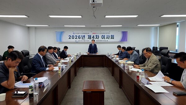 ▲ 이영채 LPG판매협회 회장이 4차 이사회에 앞서 참석 지방협회 등 임원진에게 인사말을 전하고 있다.