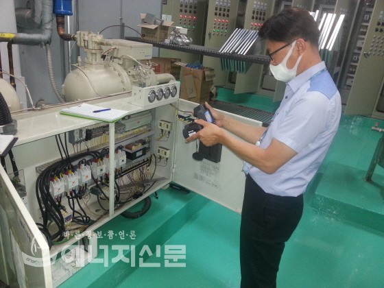 한국가스안전공사 검사원이 마스크를 착용하고 점검업무를 하고 있다.