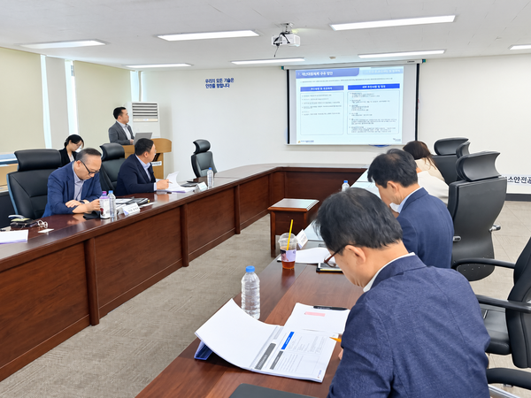 ▲ 경영분석연구원이 가스안전공사와 전문검사기관협회 등 관계자들이 참석한 가운데 소형LPG저장탱크 재검사비 적정 수수료 산정 연구용역 결과를 발표하고 있다.