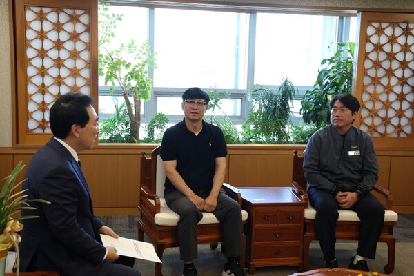 ▲ 박수현 충남도지사(좌)가 김경수 LG화학 대산노조 위원장과 사무국장 등과 석유화학산업 구조 변화에 따른 고용 상황 및 지역경제 현안에 대해 환담을 나누고 있다.