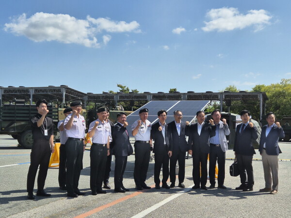 ▲주요 관계자들이 마이크로그리드 시연 현장을 둘러본 후 기념촬영을 하고 있다.