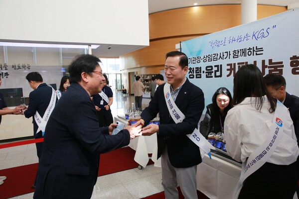 ▲ 박경국 한국가스안전공사 사장이 임직원에게 청렴·윤리 메시지를 담은 음료를 건네고 있다.