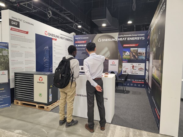 ▲ HEATING TECH EXPO 2026에 참가한 대성히트에너시스 전시부스를 관람객이 방문해 설명을 듣고 있다.