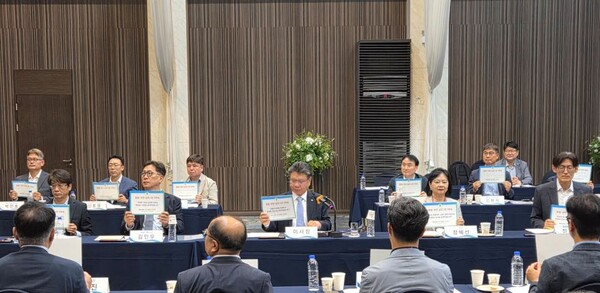 ▲ 김현중 안전보건공단 이사장(사진 가운데)과 정혜선 상임감사(우) 등 경영진이 모여 청렴·안전 실천 1인 1약속을 선언하고 있는 모습.