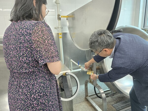 ▲한국가스안전공사 충북본부가 학교 급식실 등에서 사용하는 가스연소기의 가스누출 사고를 예방하기 위해 ‘가스체크포인트’를 제작·배포했다.