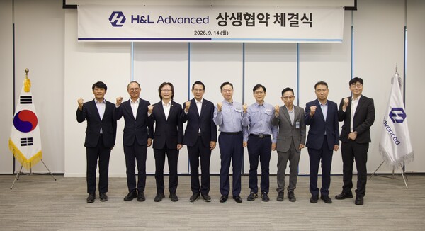 ▲ 14일 대산 석유화학 산업단지에서 H&L어드밴스드-협력사들이 상생협약 체결식을 갖고 기념촬영을 하고 있다.