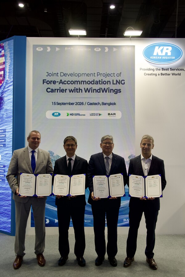▲ 9월 15일 방콕에서 개최 중인 가스텍(Gastech) 2026에서 KR과 HD현대중공업, BAR Technologies, 라이베리아기국 관계자들이 MOU 체결 후 기념촬영을 하고 있다.(왼쪽부터 라이베리아기국 Thomas Klenum(EVP), HD현대중공업 류홍렬 기술본부장, KR 이영석 회장, BAR Technologies Lukasz Brzoska(Head of Ocean-going Vessels Department))