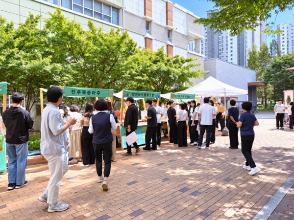 ▲ 산업기술시험원이 진주본원에서 ‘제1회 KTL 상생장터’를 개최하고 지역 소상공인과 로컬브랜드 판로 확대 지원에 나섰다.