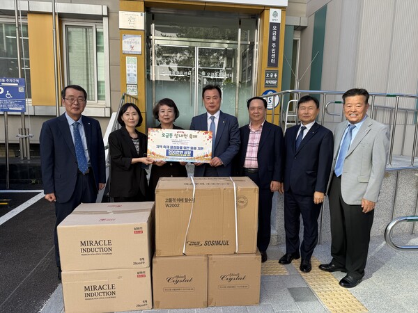 ▲ 김영태 가스공사업협의회 회장이 제16회 오금동 성내천 축제 활성화와 성공적인 개최를 위해 가스레인지 등 200만원 상당의 생활물품을 전달한 후 윤영국 간사, 이수향 오금동장 및 참석자들과 기념 촬영을 하고 있다.
