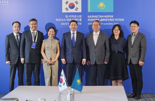 ▲ KIGAM-카자흐스탄 국영광업기업 타우켄삼룩의 공동연구 기본합의서 체결 후 권이균 KIGAM 원장(왼쪽에서 다섯 번째)과 누를란 자쿠포프 삼룩카즈나 회장(왼쪽에서 네 번째), 나리만 압사메토프 타우켄삼룩 CEO(왼쪽에서 두 번째)등 참석자가 기념촬영을 하고 있다.