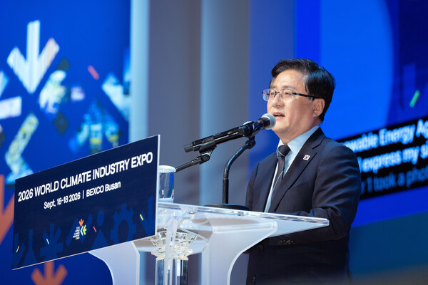 ▲개막식에서 김성환 기후에너지환경부 장관이 환영사를 진행하는 모습.