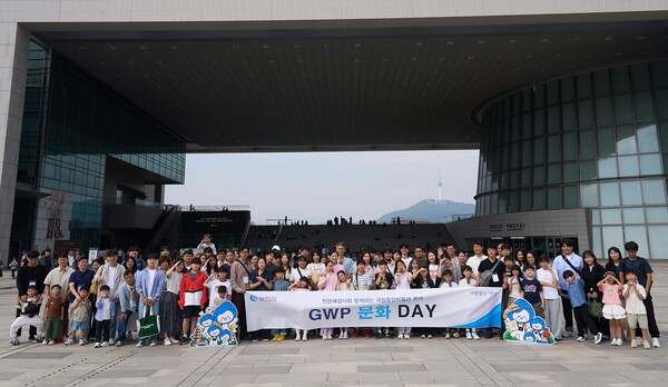 ▲ 삼천리의 ‘GWP 문화데이’에 참석한 임직원 가족들이 기념촬영하고 있다.