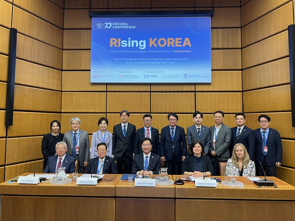 ▲‘RIsing KOREA’ 행사에서 김상은 방사선진흥협회장, 구혁채 과기정통부 1차관, 정동욱 KINGS 총장 등 주요 관계자들이 기념촬영을 하고 있다.
